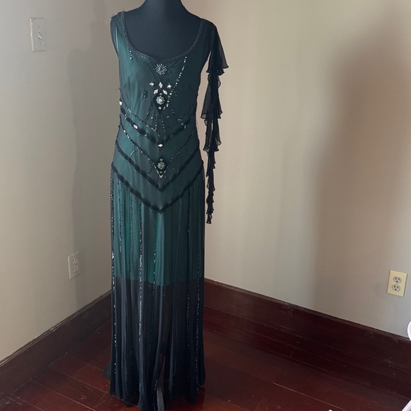 Ignite Evenings Dresses & Skirts - Chic One Shoulder Black and Green Dress 100% Silk